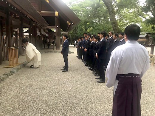 御垣内参拝の様子