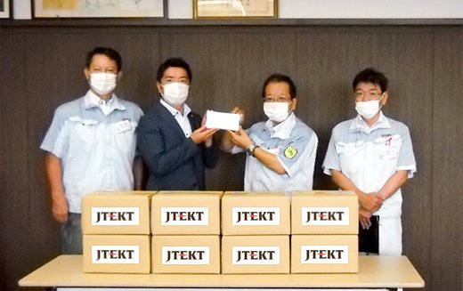 東かがわ市役所での贈呈式の様子