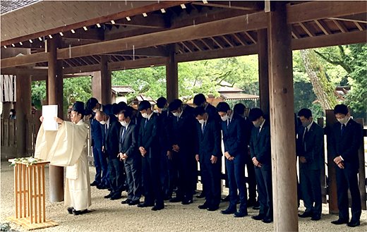御垣内参拝の様子