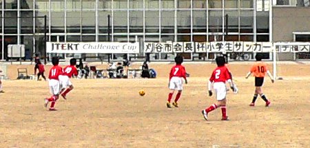優勝目指してボールを追いかける選手達